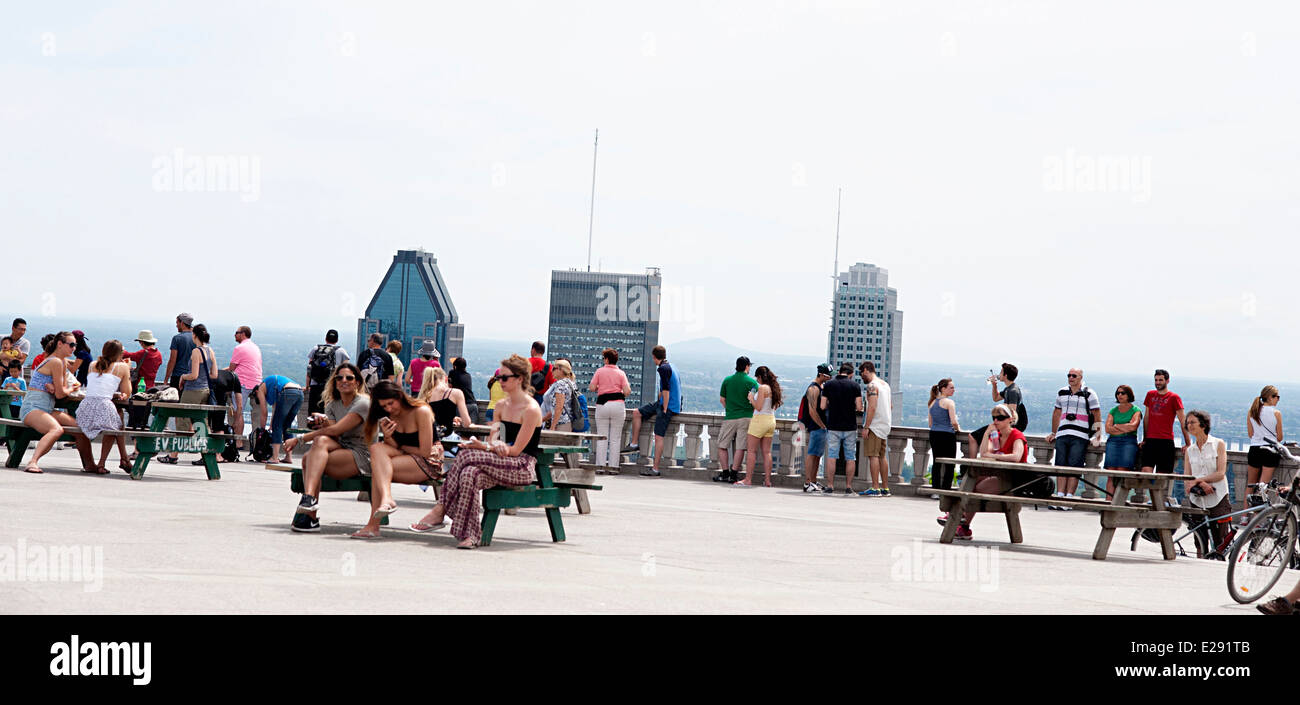 Besucher und Einheimische kommen, um die Plaza auf dem Dach des Mont Royal, atemberaubende landschaftliche die Skyline die Innenstadt von Montreal Stadt zu genießen. Stockfoto