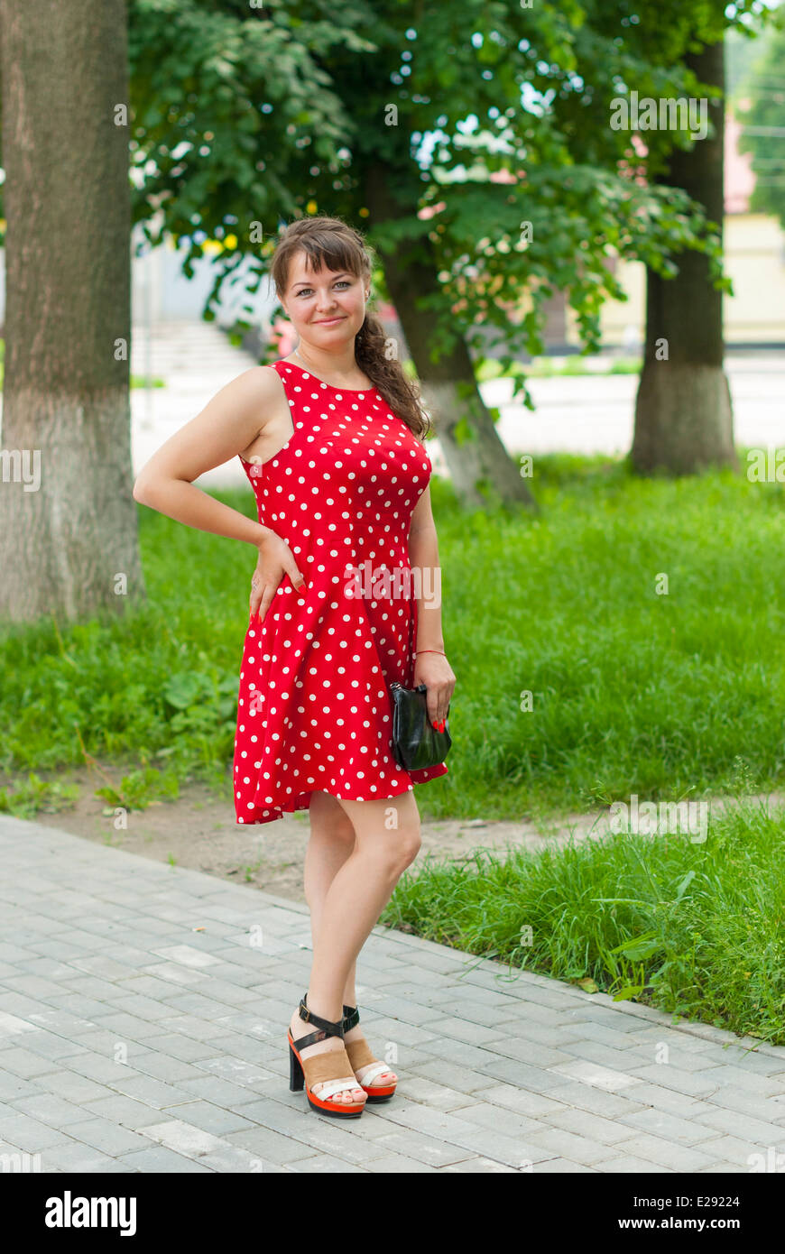 Junge schöne Mädchen in einem Kleid für einen Spaziergang im Park. Stockfoto