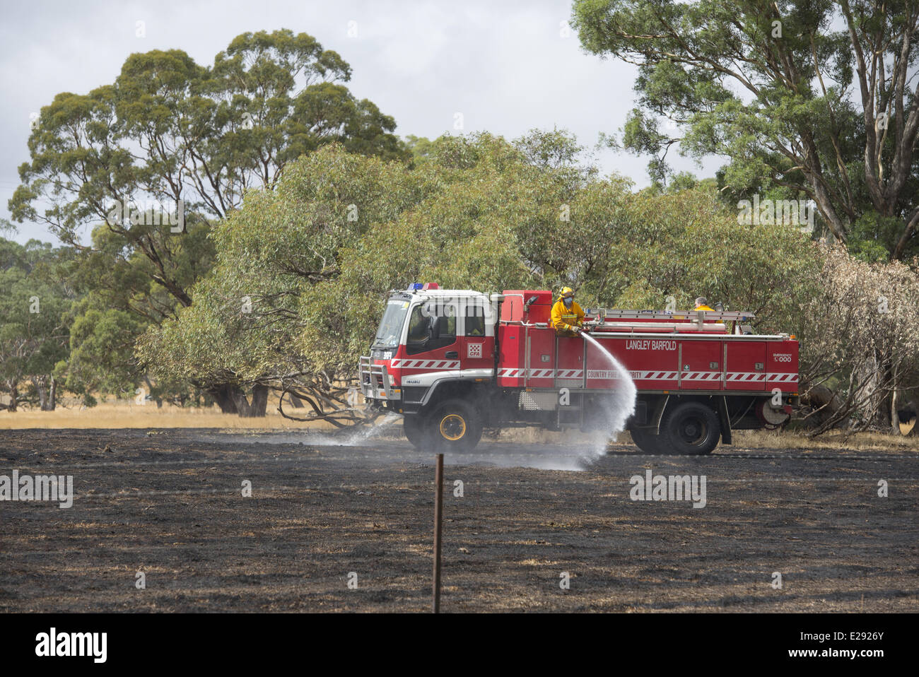 Land Feuer Behörde Feuerwehrleute setzen Gras Feuer, Langley, Victoria, Australien, Februar Stockfoto