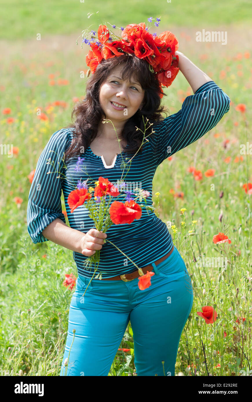 Frau in einem Feld mit Mohn Blumen. Stockfoto