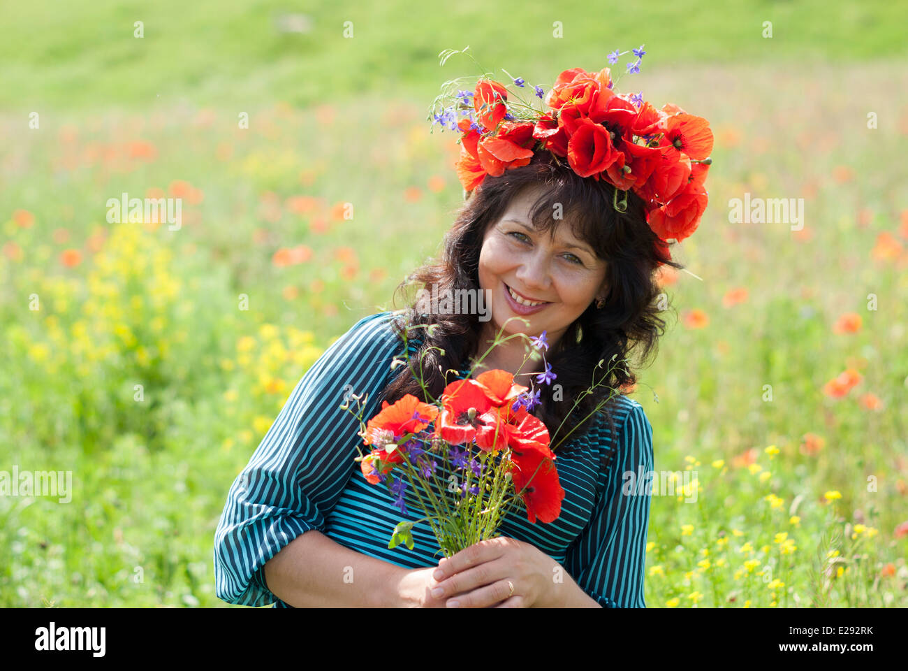 Frau in einem Feld mit Mohn Blumen. Stockfoto