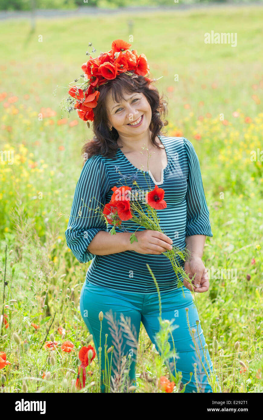 Frau in einem Feld mit Mohn Blumen. Stockfoto