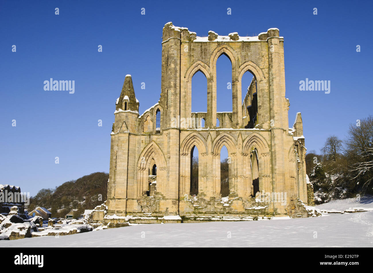 Ansicht der zerstörten Zisterzienserabtei im Schnee, Rievaulx Abbey, North York Moors Nationalpark, North Yorkshire, England, Januar Stockfoto