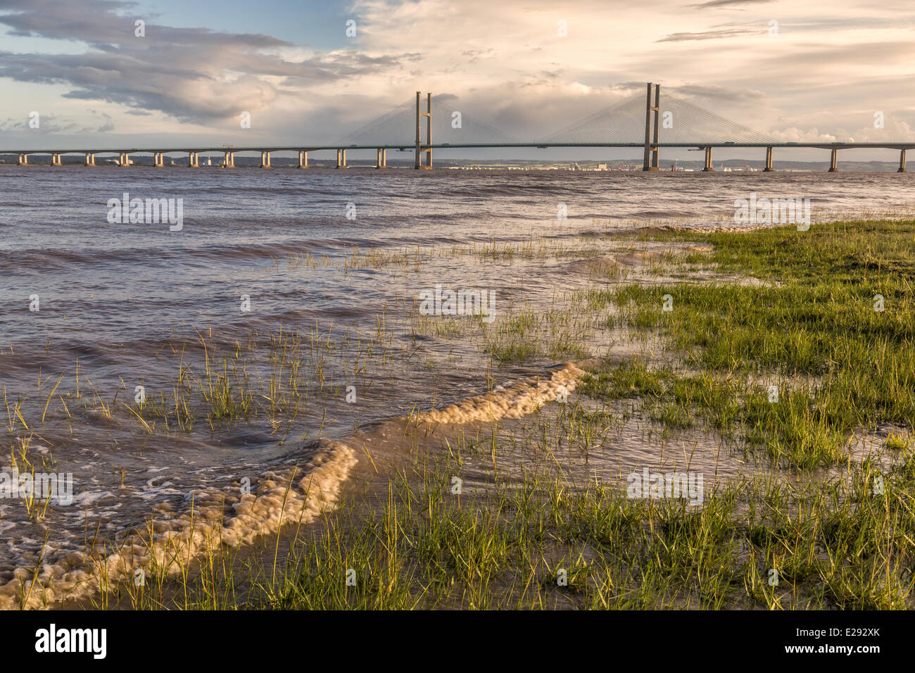 Ansicht der Straßenbrücke über den Fluss bei Sonnenuntergang, betrachtet von Black Rock in der Nähe von Portskewett, zweite Severn Crossing, Fluss Severn, Severn Stockfoto