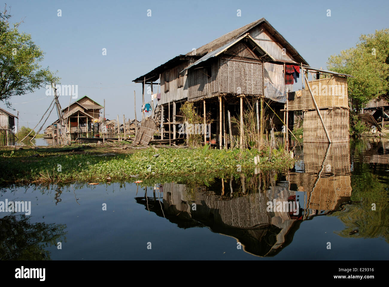 Gestelzt Häuser am Rande des Inle Sees Shan State in Myanmar, Januar Stockfoto