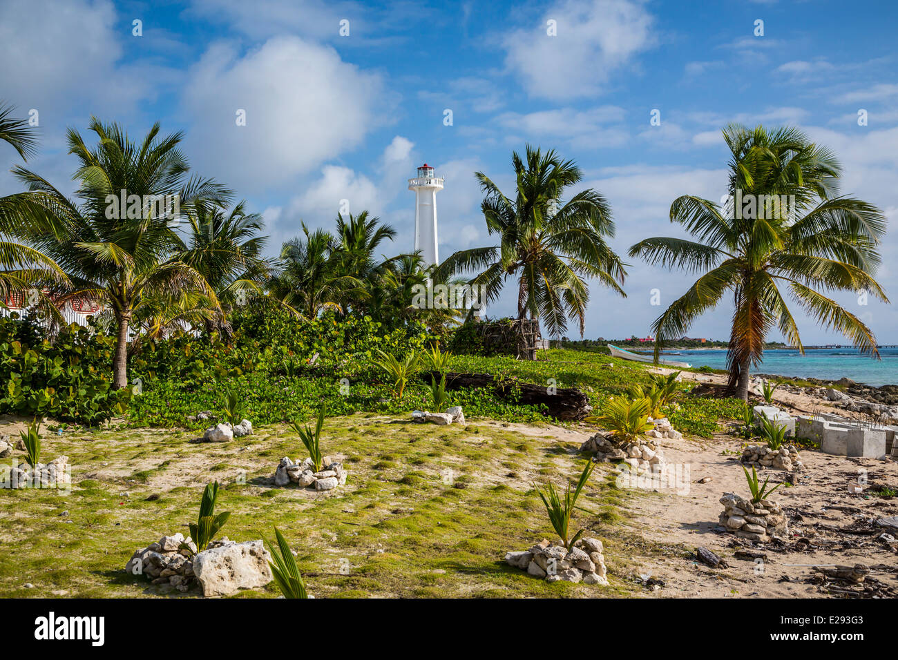 Park am Meer und Leuchtturm mit tropischer Vegetation im Dorf Mahahual, Mexiko. Stockfoto