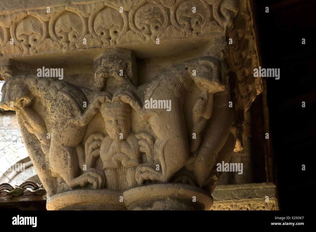 Historische Figuren, Tier, Mensch geschnitzt auf das Kapital der Spalte auf die Abtei St-Pierre in Moissac, Frankreich. Stockfoto