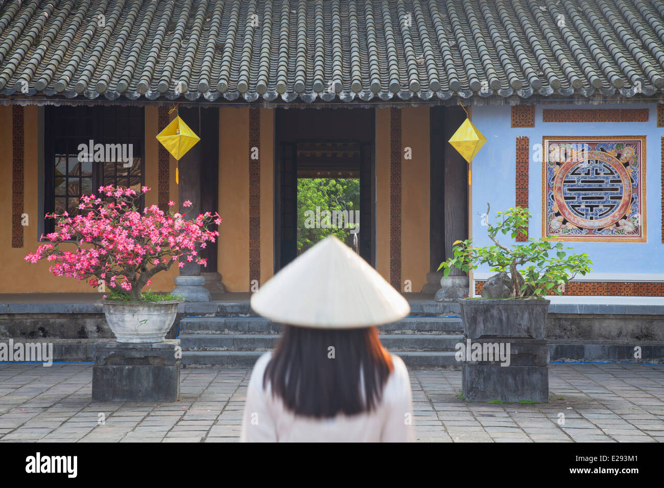 Frau trägt Ao Dai Kleid im linken Haus im Inneren Zitadelle, Hue, Thua Thien-Hue, Vietnam Stockfoto