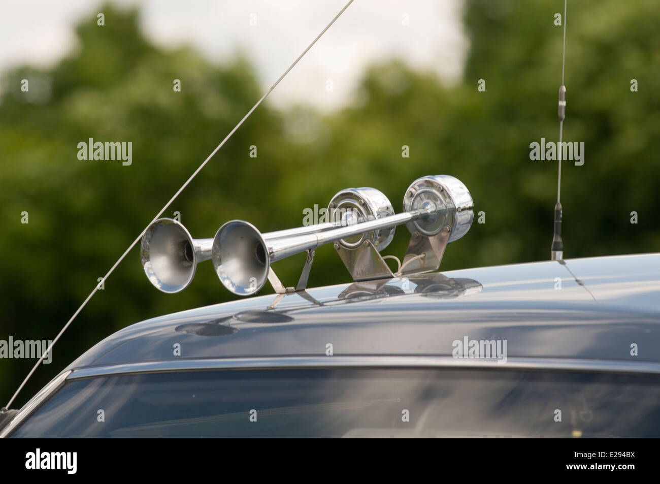 car horn' -Fotos und -Bildmaterial in hoher Auflösung - Seite 2