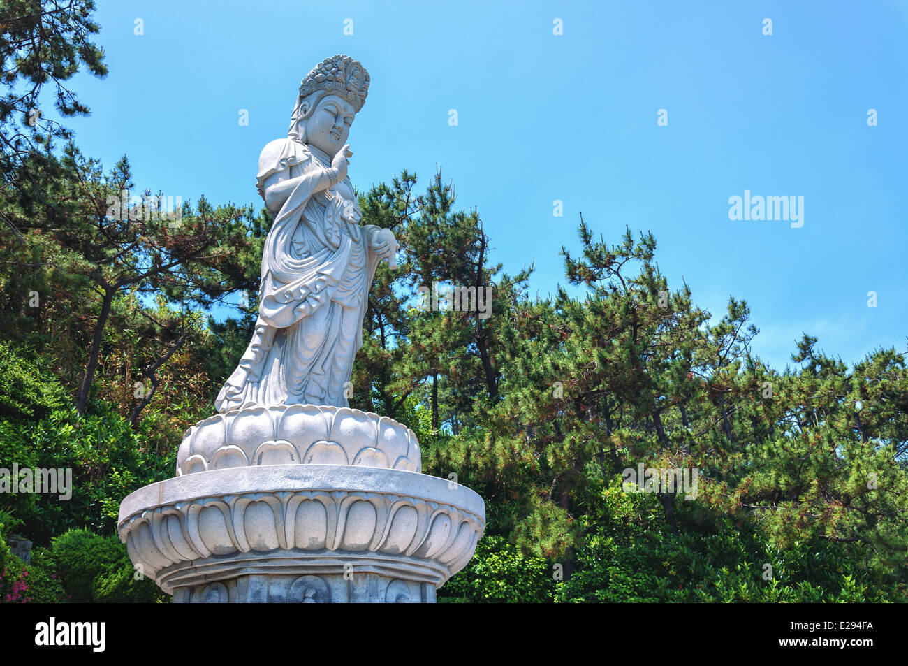 Eine große Buddha-Statue in Haedong Yonggungsa Tempel in Busan, Südkorea. Stockfoto