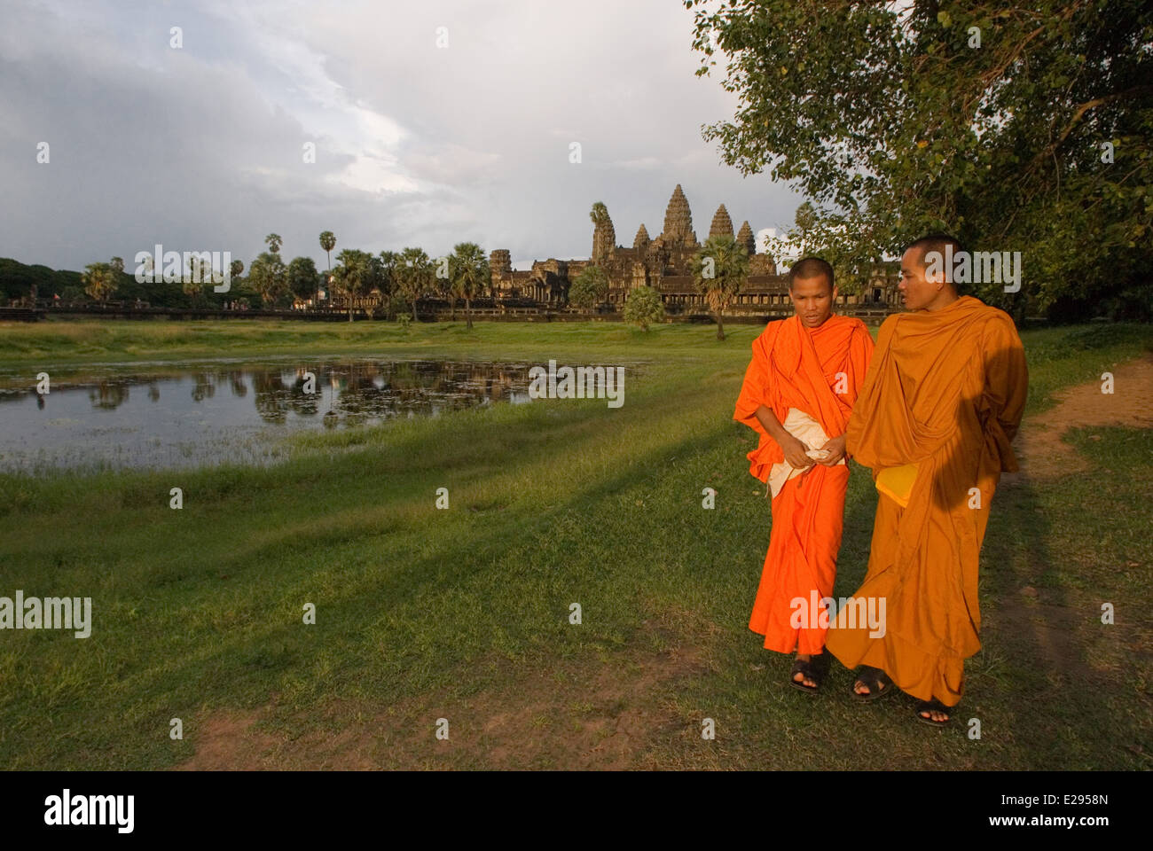 Zwei buddhistische Mönche auf der Außenseite der Tempel von Angkor Wat. Der Plan von Angkor Wat ist schwer zu begreifen, wenn Sie gehen durch Stockfoto