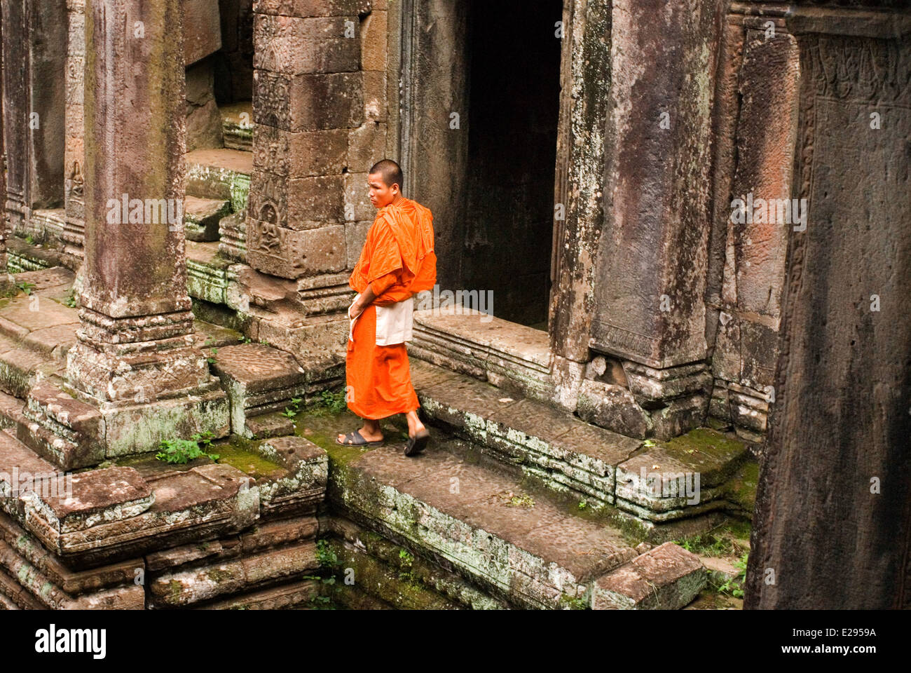 Buddhistische Mönche in den inneren Teil des Bayon Tempel. Angkor Thom. Angkor Thom entstand als ein Quadrat, dessen Seiten genau ausführen Stockfoto