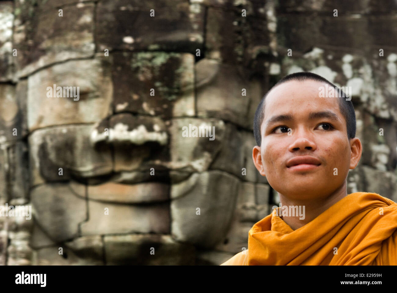 Buddhistische Mönche in den inneren Teil des Bayon Tempel. Angkor Thom. Angkor Thom entstand als ein Quadrat, dessen Seiten genau ausführen Stockfoto