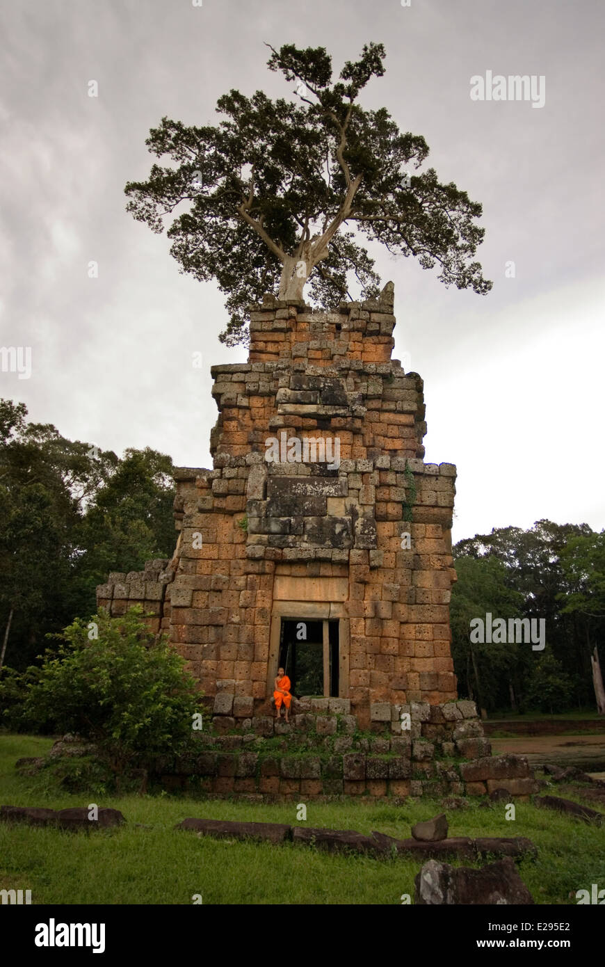 Buddhistischer Mönch an den Tempeln von Kleangs & Prasat Suor Prat. Angkor Thom. Rechteckiger Sandstein Bauset gegenüber der Terras Stockfoto