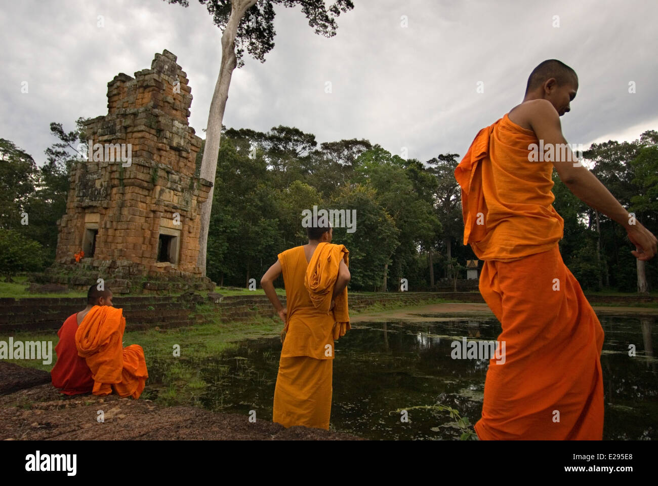 Buddhistischer Mönch an den Tempeln von Kleangs & Prasat Suor Prat. Angkor Thom. Rechteckiger Sandstein Bauset gegenüber der Terras Stockfoto