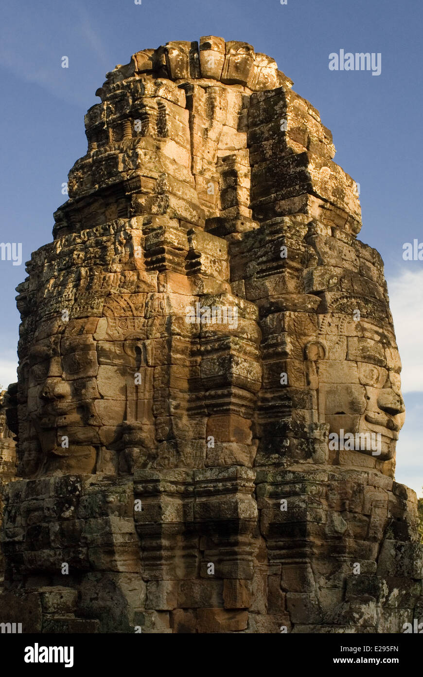 Die Gesichter der Bayon-Tempel. Angkor Thom. Wir stehen bevor es betäubt. Es ist wie nichts anderes im Land. Der Bayon finden Stockfoto