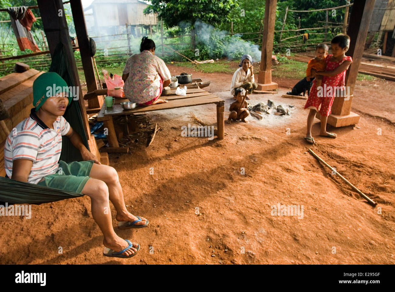 Familie der Minderheit ethnisch Khmer Leu. Kateung Dorf. Ratanakiri. Ratanakiri liegt im äußersten Nordosten Kambodschas grenzt Stockfoto