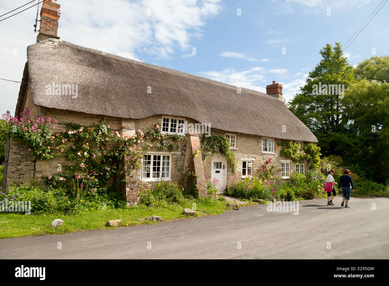 Traditionellen Reetdachhaus in Dorset Dorf von Burton Bradstock, Dorset England UK Stockfoto
