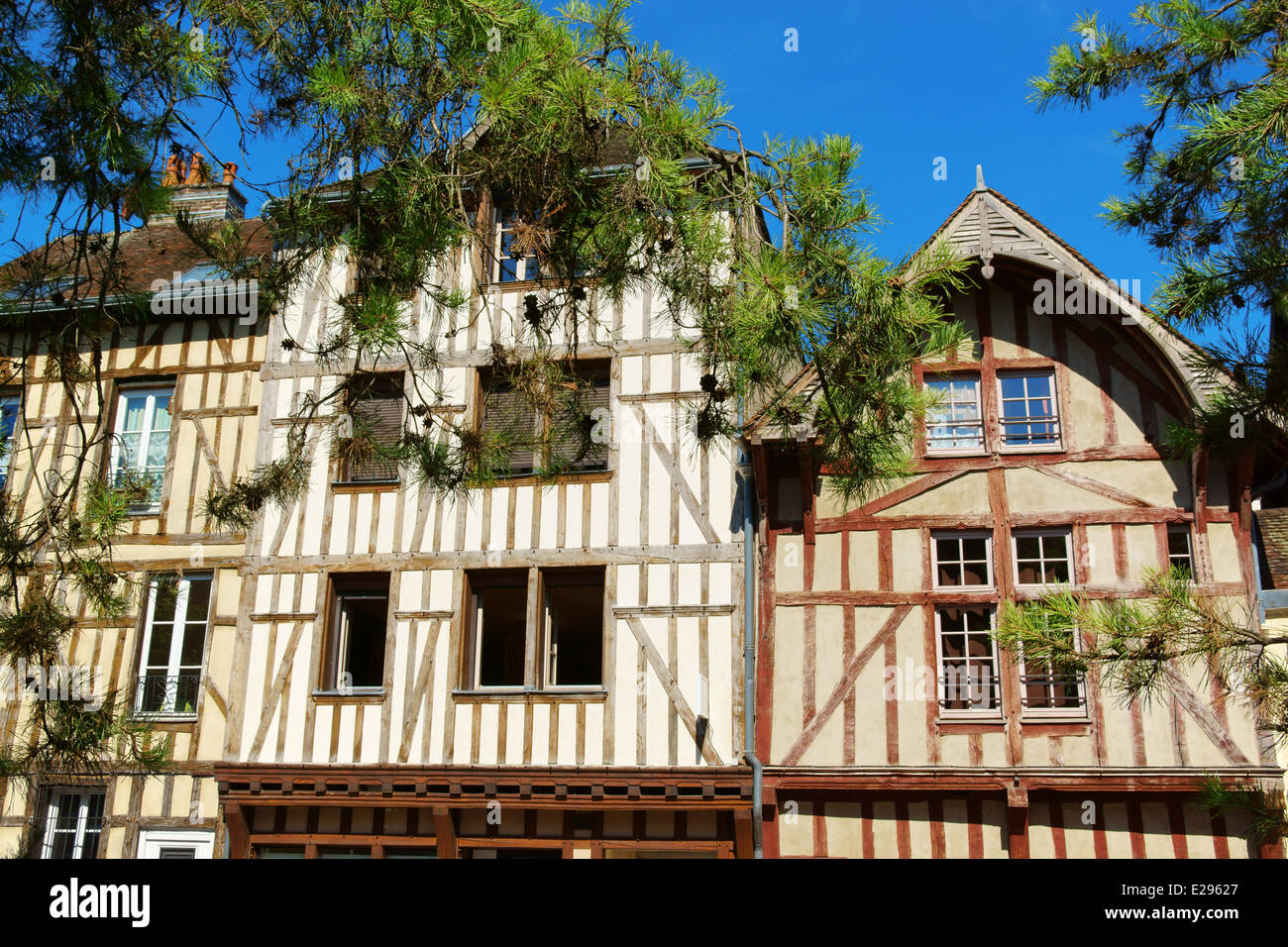 Einige bunten Fachwerkhäusern in einer Reihe in der alten Stadt Troyes, Aube, Champagne-Ardenne, Frankreich. Stockfoto