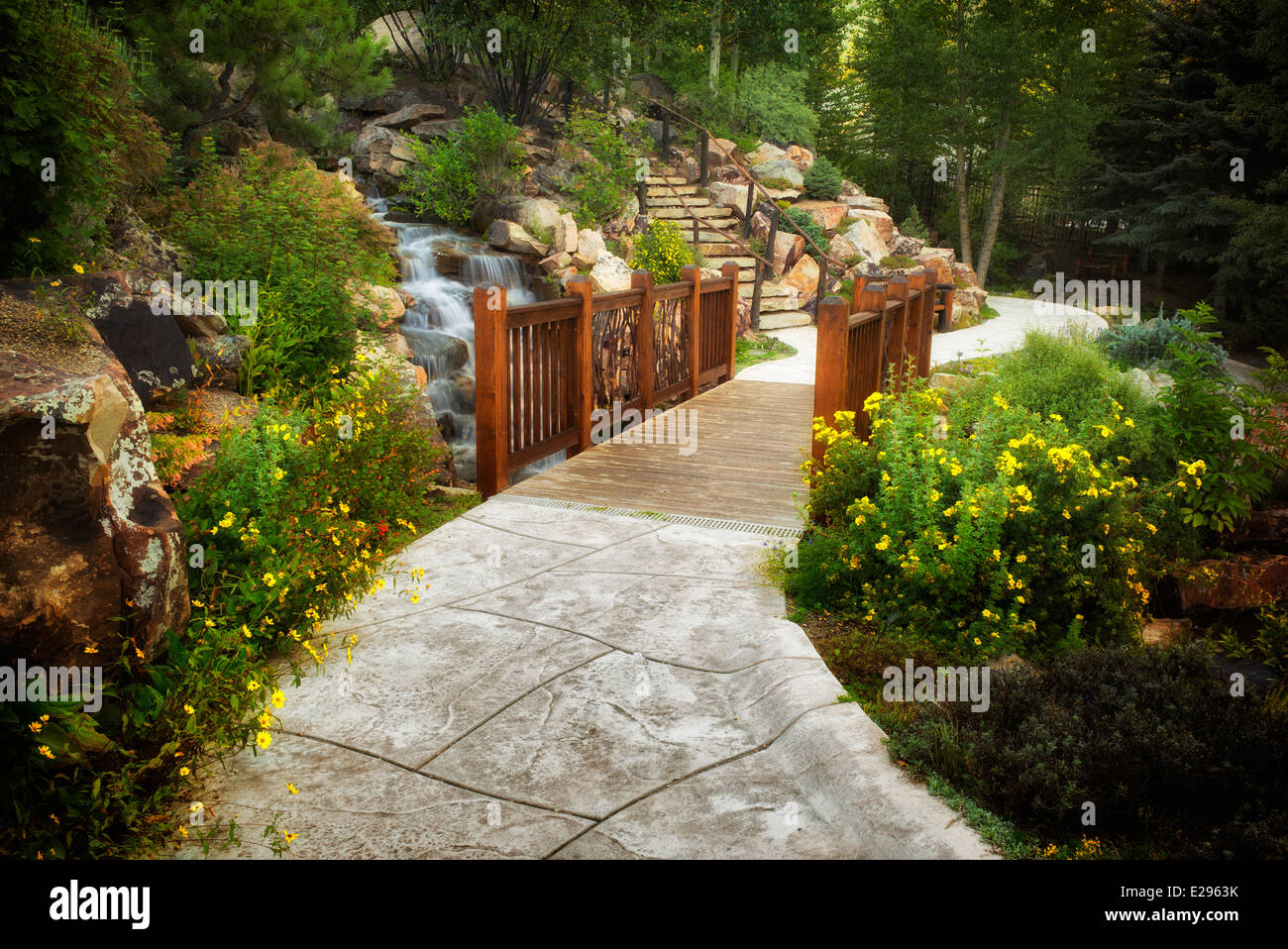 Weg und Brücke in Betty Ford Alpine Gardens. Vail, Colorado Stockfoto