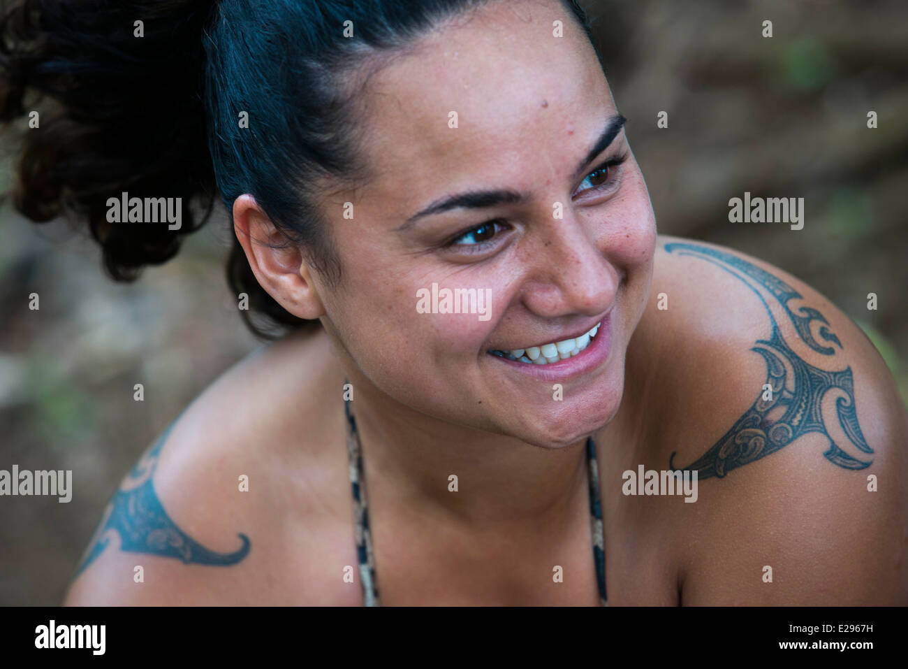 Rarotonga-Insel. Cook Island. Polynesien. Süd-Pazifik. Eine Frau, die ihr typisch polynesische oder Maorí Tattoo. Die Polyn Stockfoto