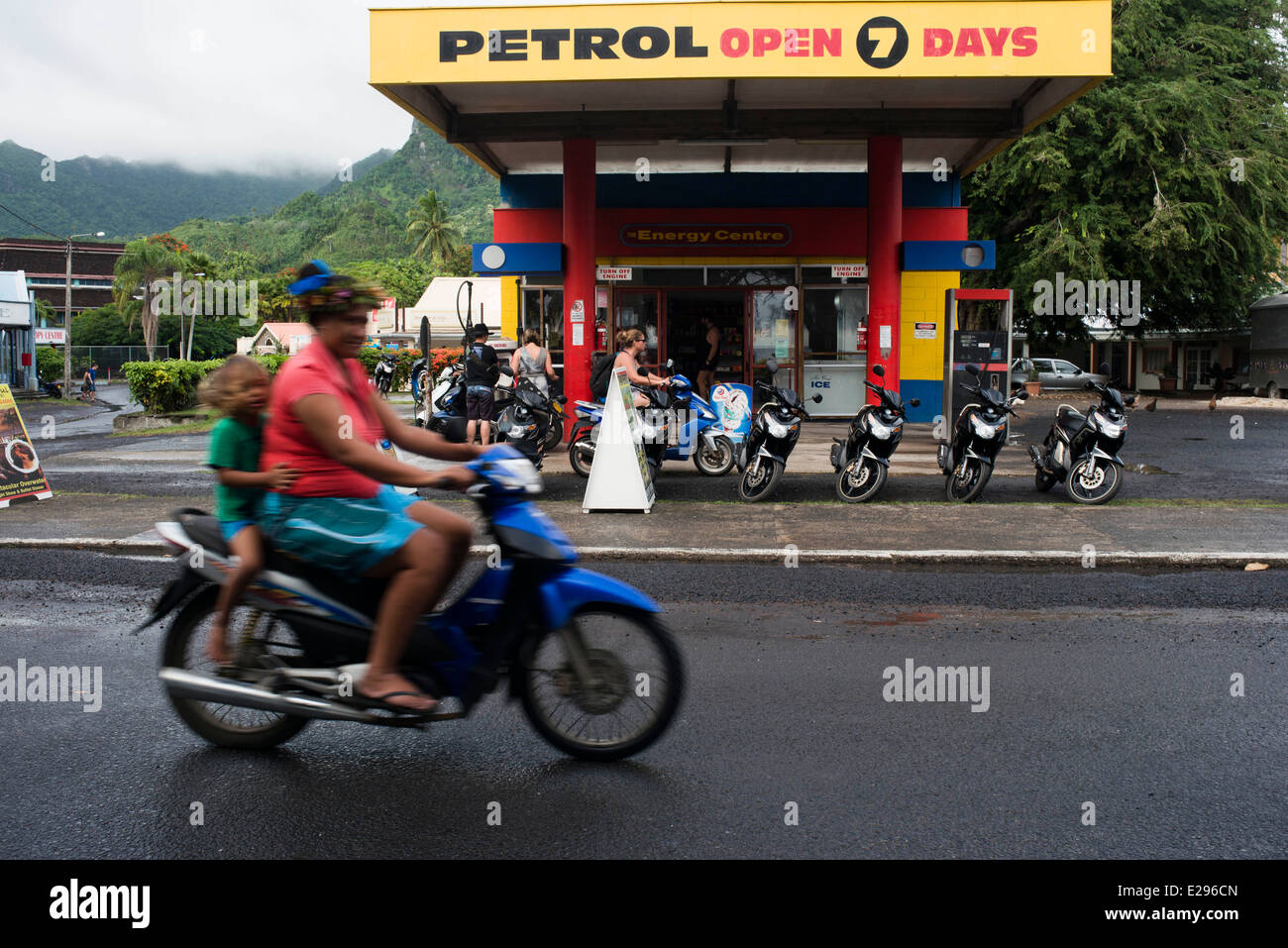 Rarotonga-Insel. Cook Island. Polynesien. Petro-Station vor Punanga Nui Märkte.  Cook Island Markttag ist jeden Saturd Stockfoto