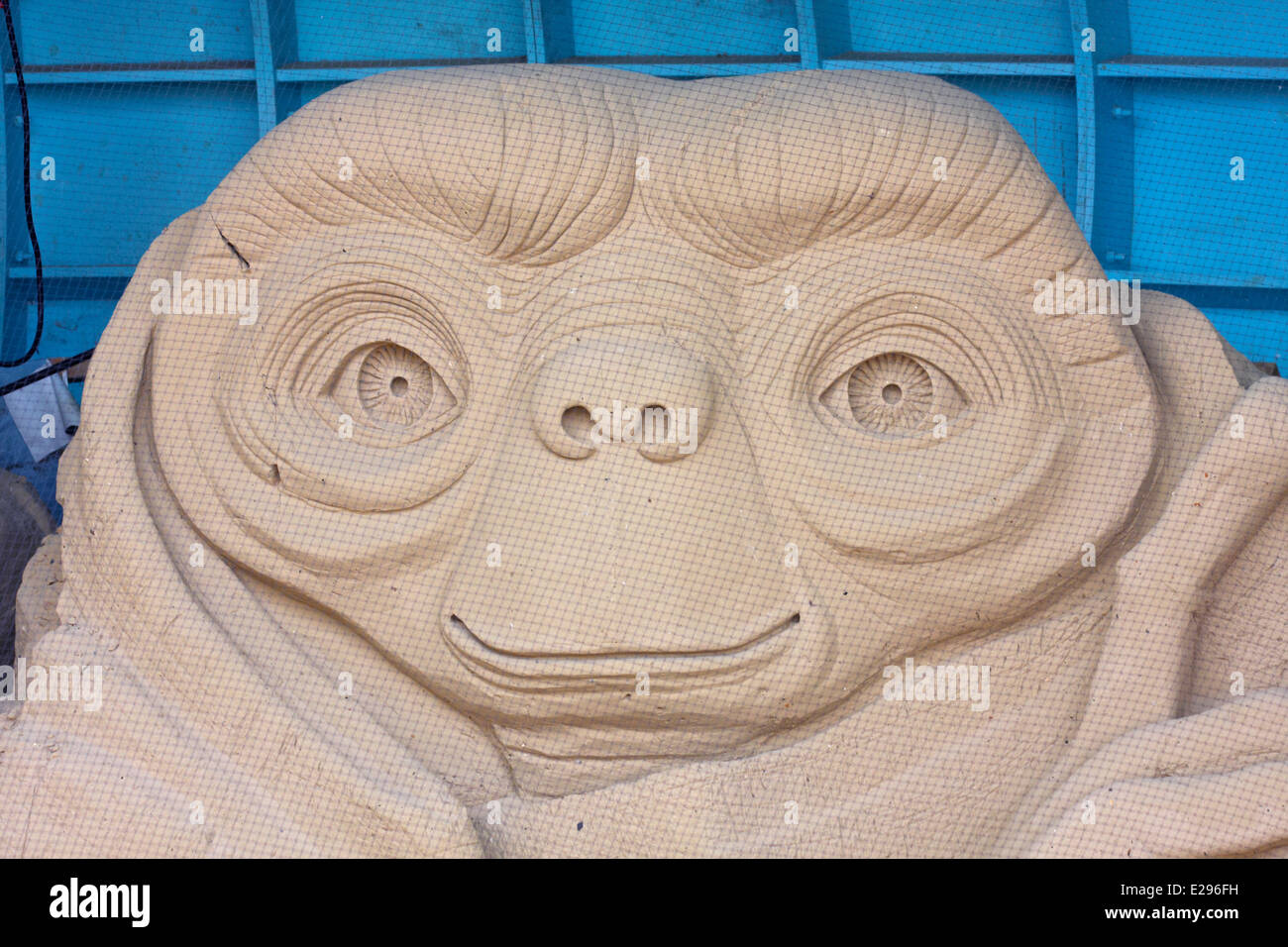 Sandskulptur von ET-Charakter am Strand in Weymouth, Dorset UK im Mai Stockfoto