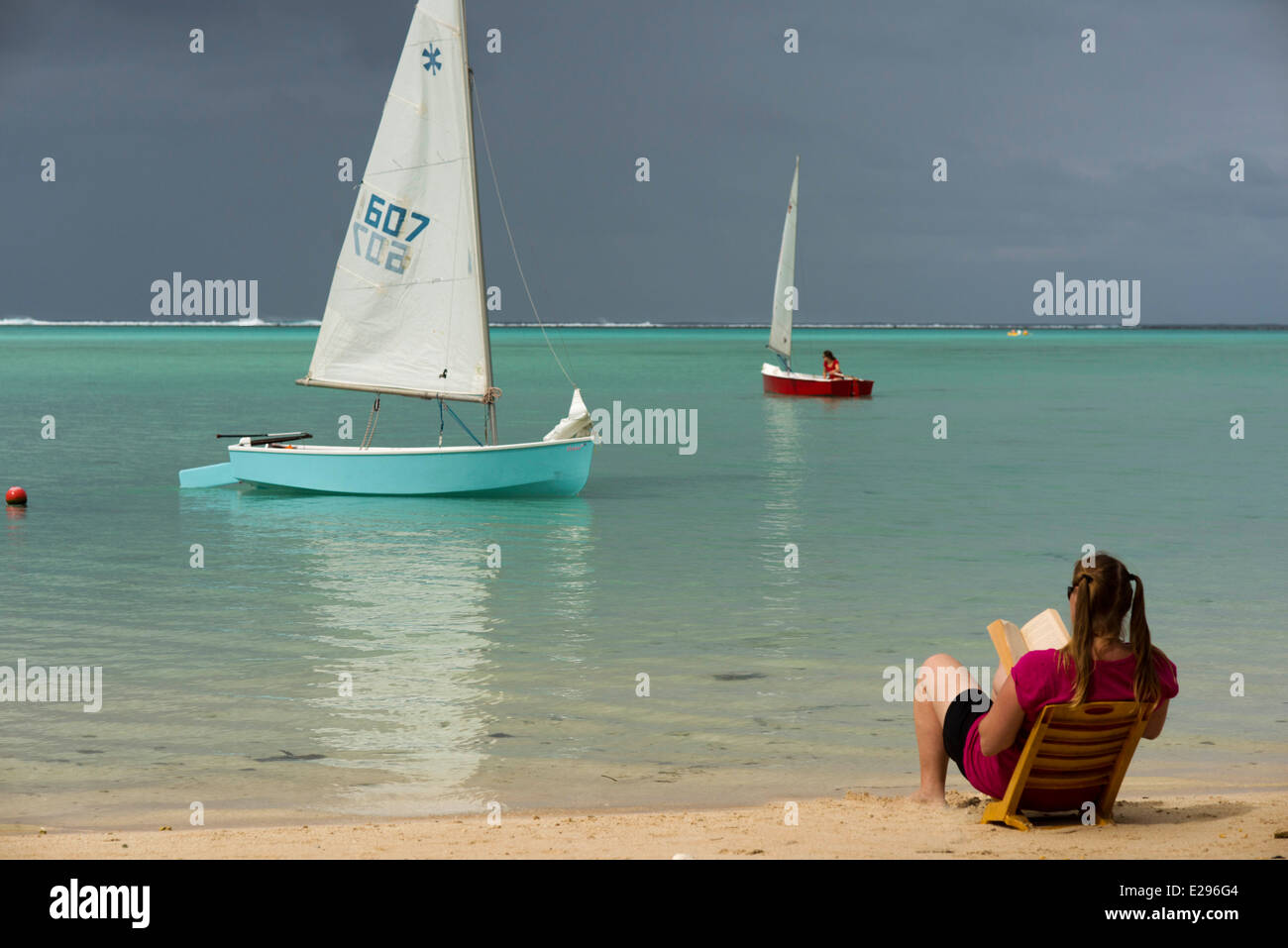 Rarotonga-Insel. Cook Island. Polynesien. Muri Beach. Frau liest vor dem Strand. Entspannen Sie sich. Sails Restaurant und Bar nur Stockfoto