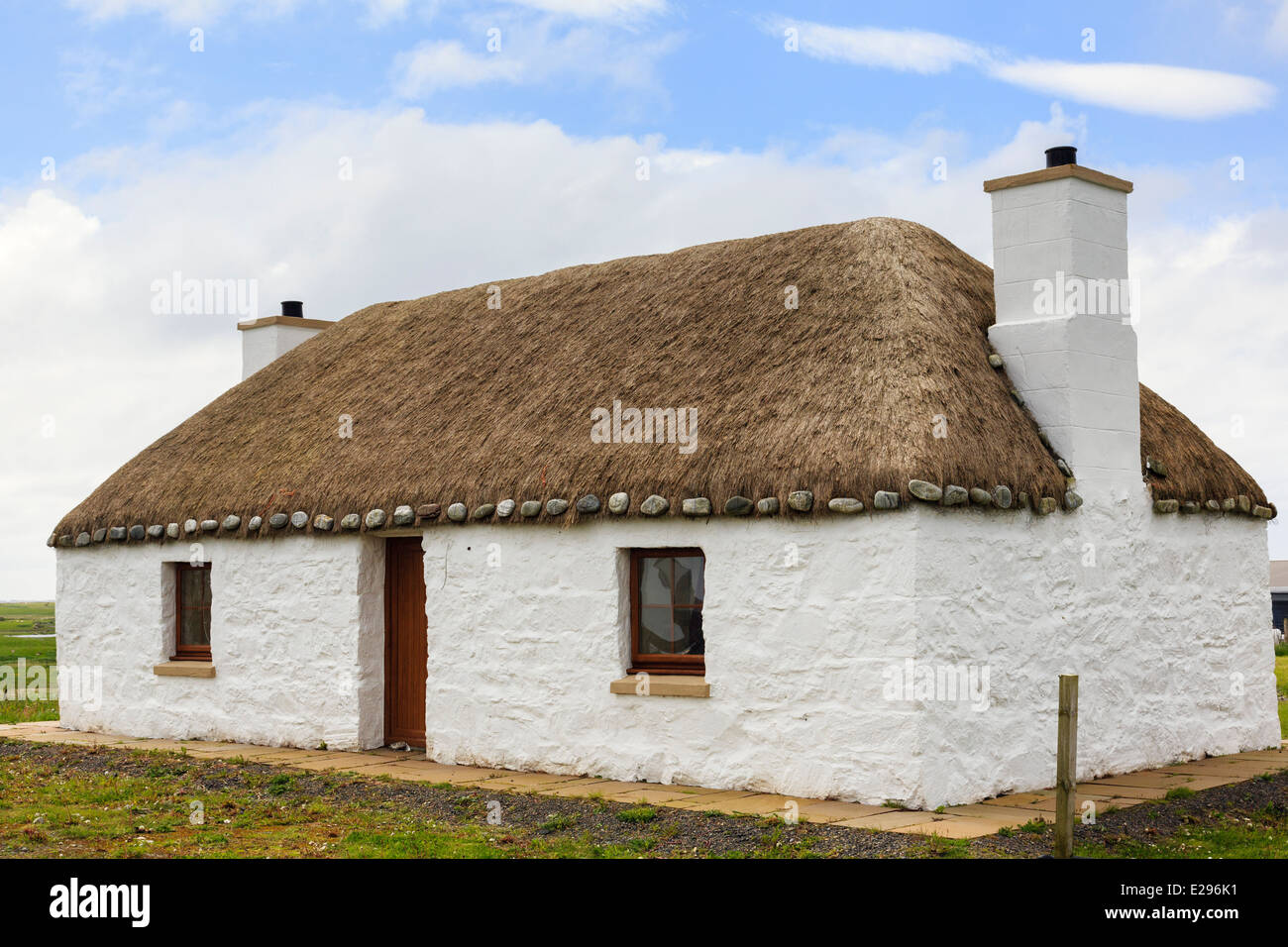 Altes strohgedecktes cottage in croft whitehouse mit kalkgewaschenen, beharzten Wänden auf Benbecula, Outer Hebrides, Western Isles, Schottland, Großbritannien Stockfoto