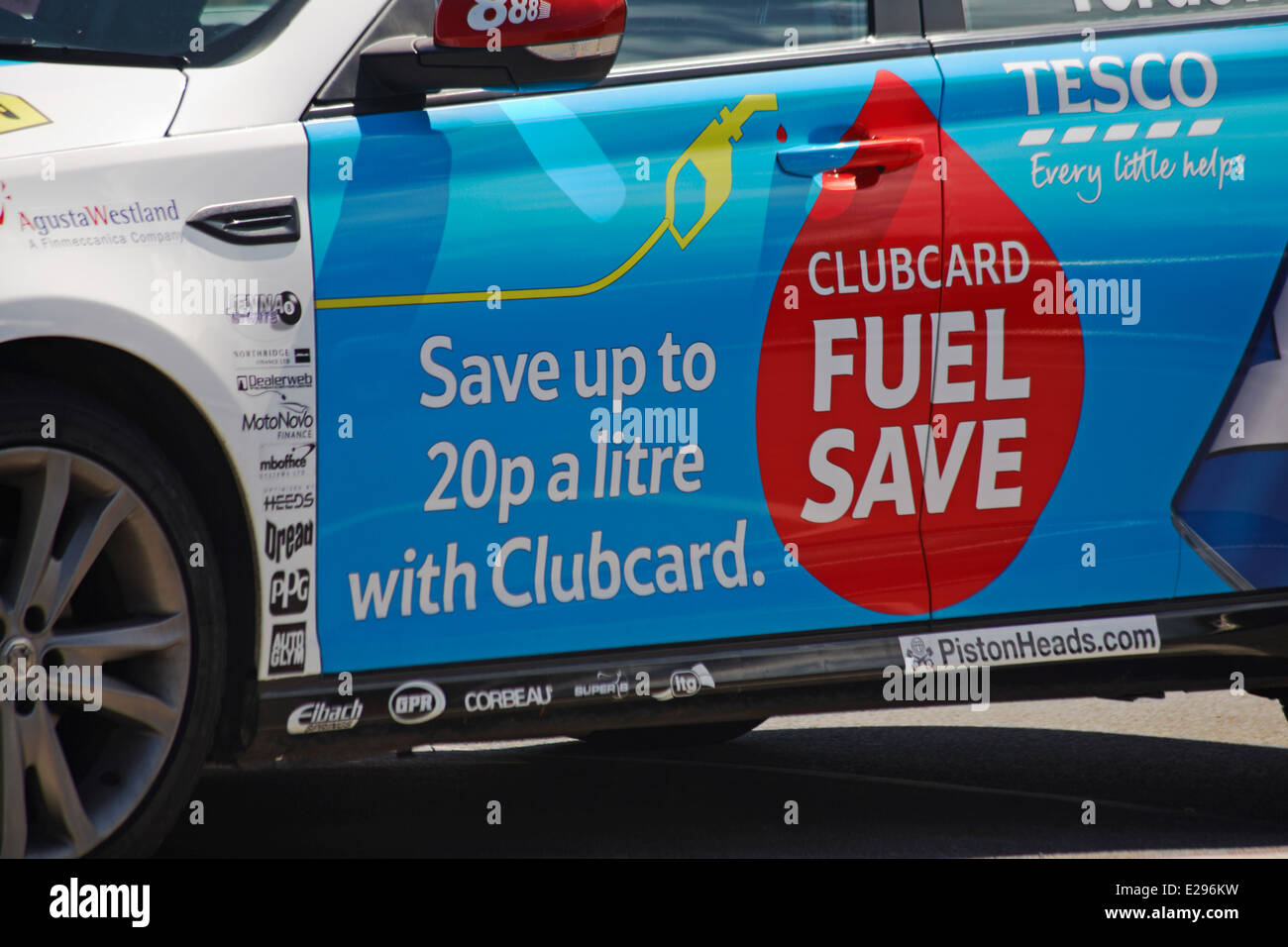 Tesco, die jede noch so kleine Clubcard Kraftstoff sparen bis zu 20 p pro Liter mit Clubcard sparen hilft Zeichen auf Seiten des Fahrzeugs Stockfoto