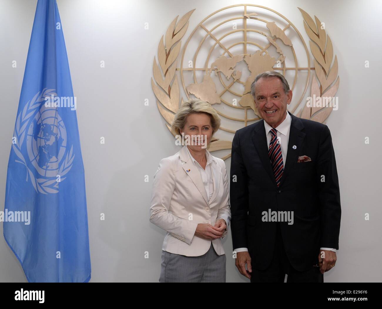 New York, USA. 17. Juni 2014. Deutsche Verteidigungsministerin Ursula von der Leyen trifft sich mit stellvertretender UN-Generalsekretär Jan Eliasson im UN-Hauptquartier in New York, USA, 17. Juni 2014. Foto: BRITTA PEDERSEN/Dpa/Alamy Live News Stockfoto