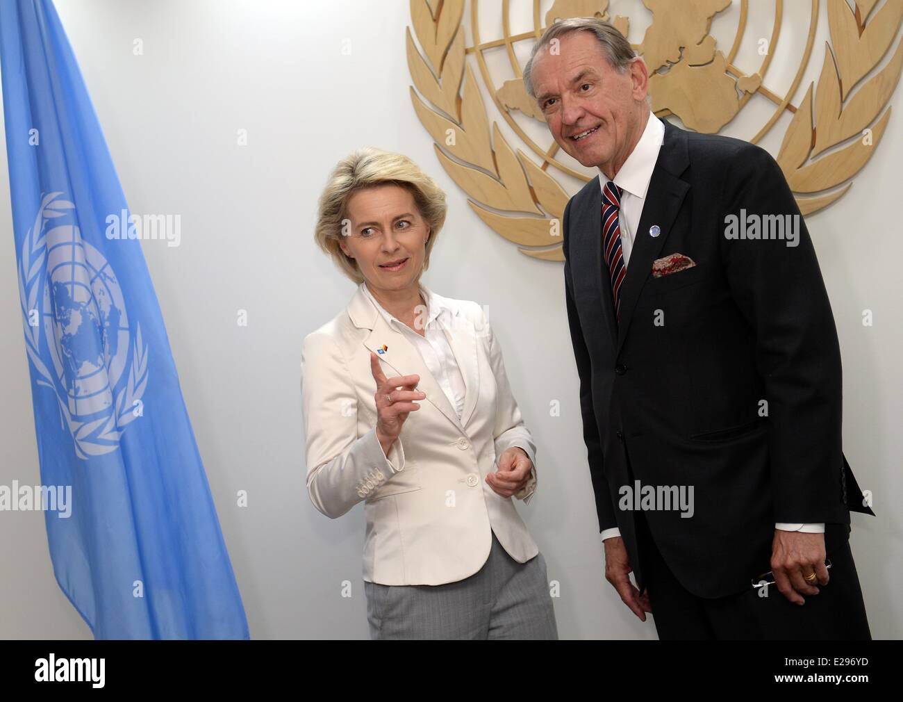 New York, USA. 17. Juni 2014. Deutsche Verteidigungsministerin Ursula von der Leyen trifft sich mit stellvertretender UN-Generalsekretär Jan Eliasson im UN-Hauptquartier in New York, USA, 17. Juni 2014. Foto: BRITTA PEDERSEN/Dpa/Alamy Live News Stockfoto