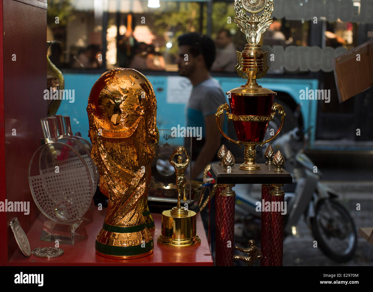 Teheran, Iran. 16. Juni 2014. Eine Kopie der FIFA 2014 Ball erscheint ein Sportgeschäft Verschleiß in zentralen Teheran.  Bildnachweis: Morteza Nikoubazl/ZUMA Press/Alamy Live-Nachrichten Stockfoto