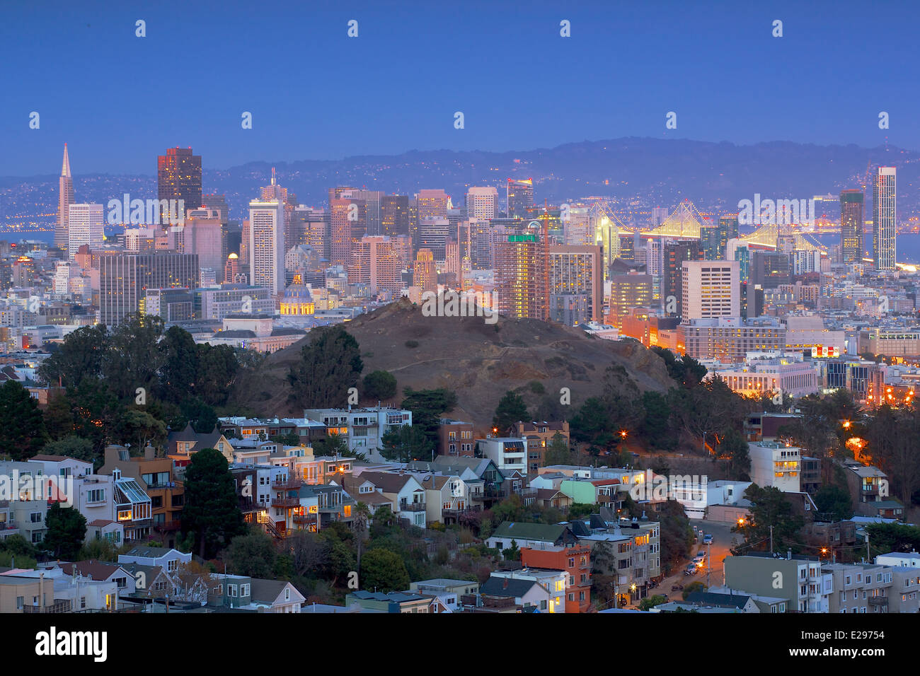 Schöne Aussicht auf San Francisco bei Nacht vom Tank Hill Park in Cole Valley, in der Nähe von Twin Peaks, San Francisco Stockfoto