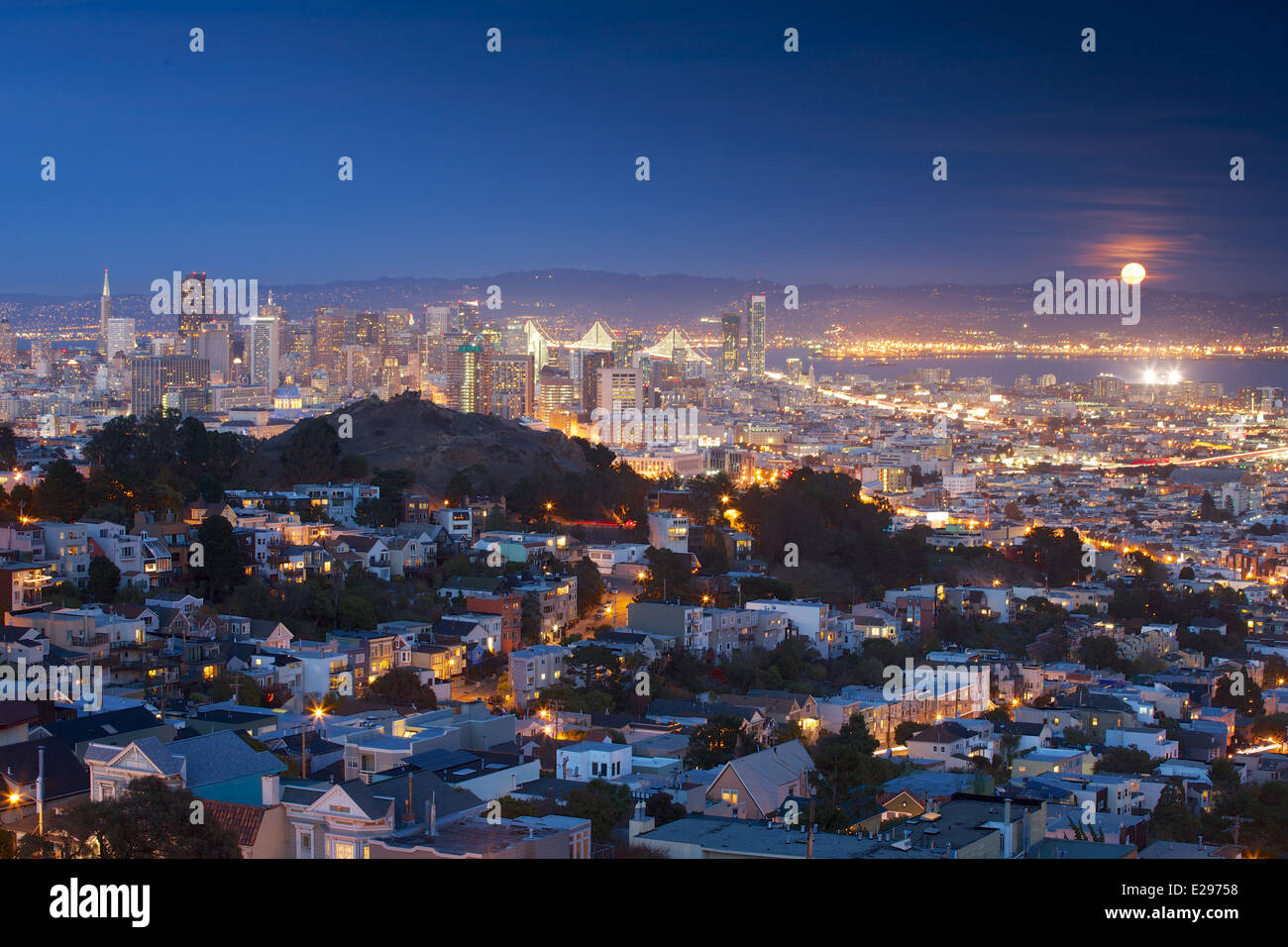 Mondaufgang über San Francisco aus Tank Hill in Cole Valley - Twin Peaks, San Francisco Stockfoto