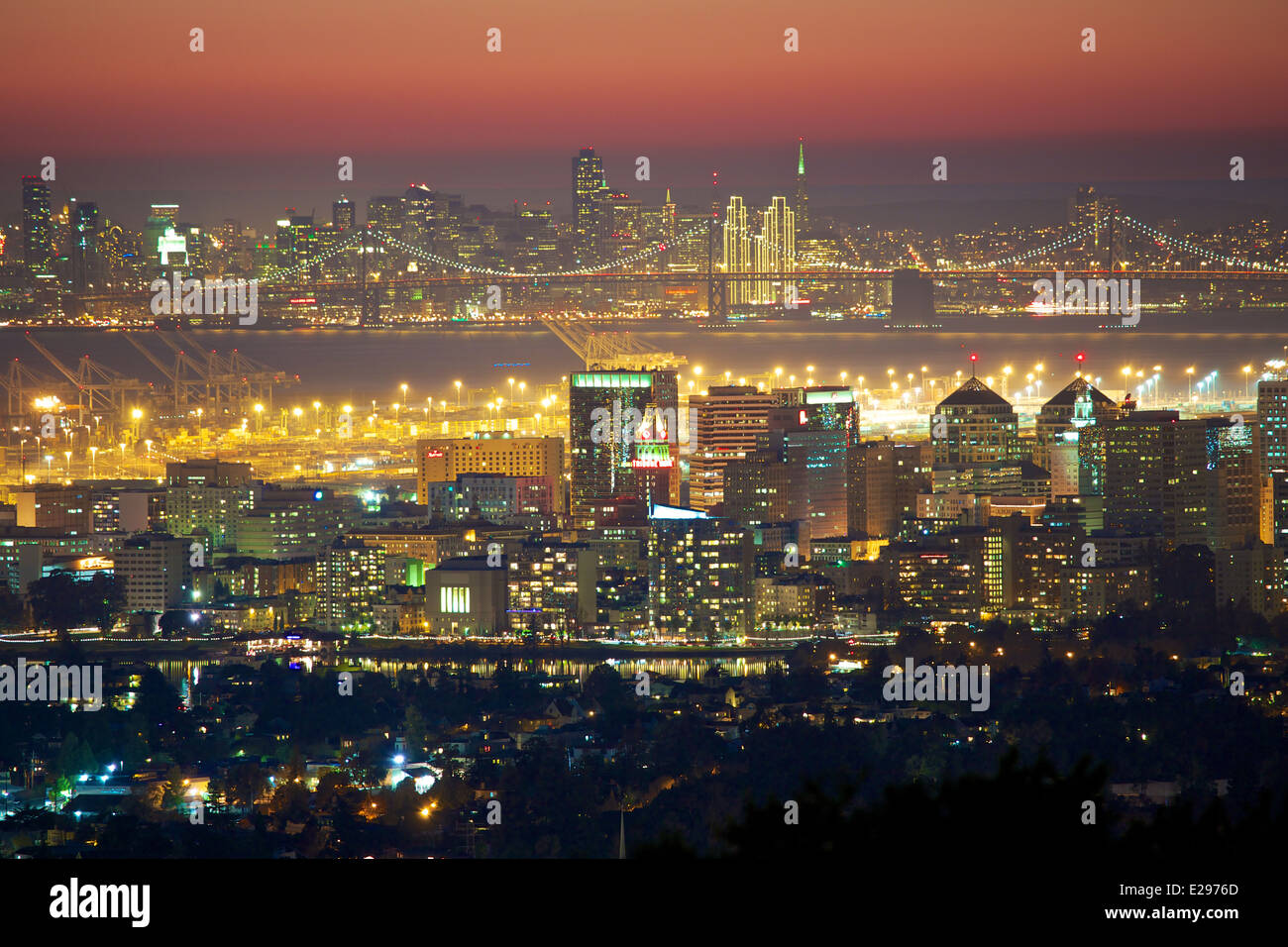 Ein seltener Blick auf die Oakland und San Francisco Skylines nachts zusammen mit der Bay Bridge Stockfoto