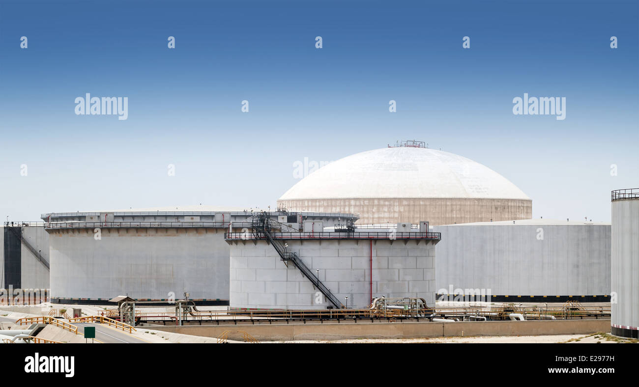 Gruppe von großen Treibstofftanks. Ölhafen Ras Tanura, Saudi-Arabien Stockfoto