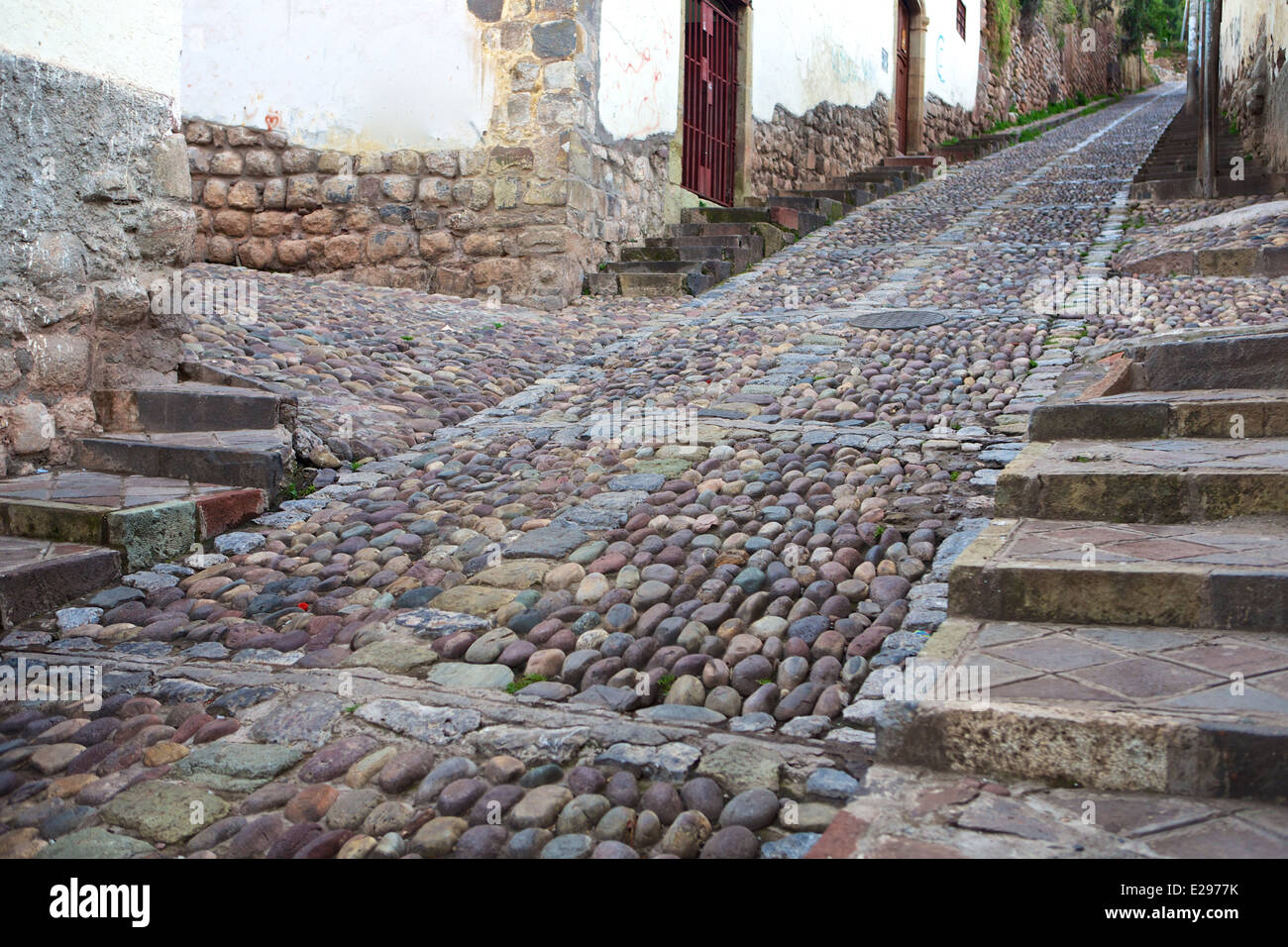 Eine hübsche Kopfsteinpflaster Straßenszene in Cusco, Peru, dem alten Sitz des Inka-Reiches hoch in den Anden. Stockfoto Eine hübsche Kopfsteinpflaster Straßenszene in Cusco, Peru, dem alten Sitz des Inka-Reiches hoch in den Anden. Stockfoto