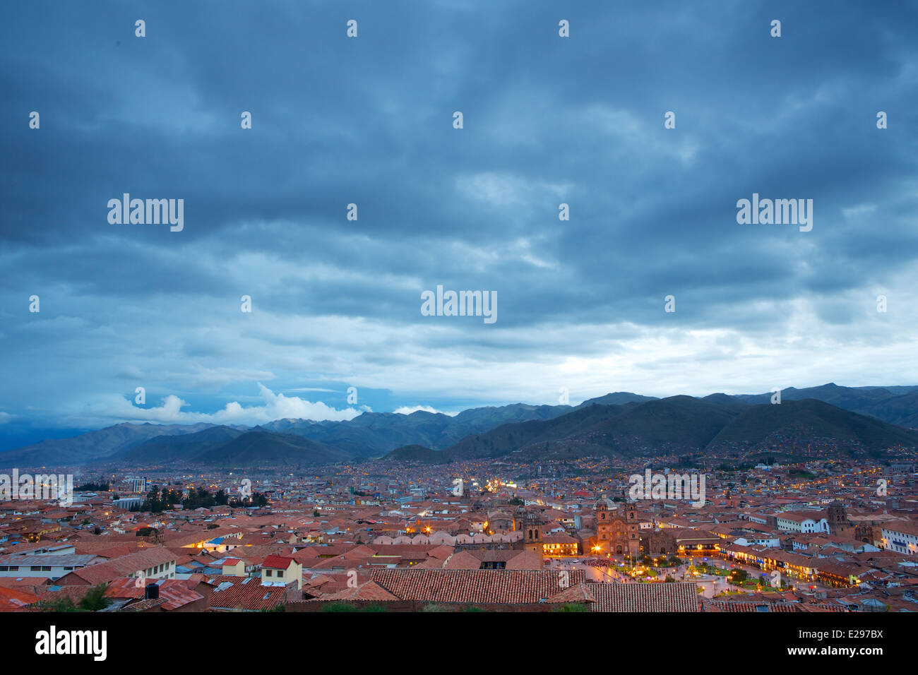 Schöne Aussicht mit Blick auf Cusco, Peru in der Nacht. Stockfoto