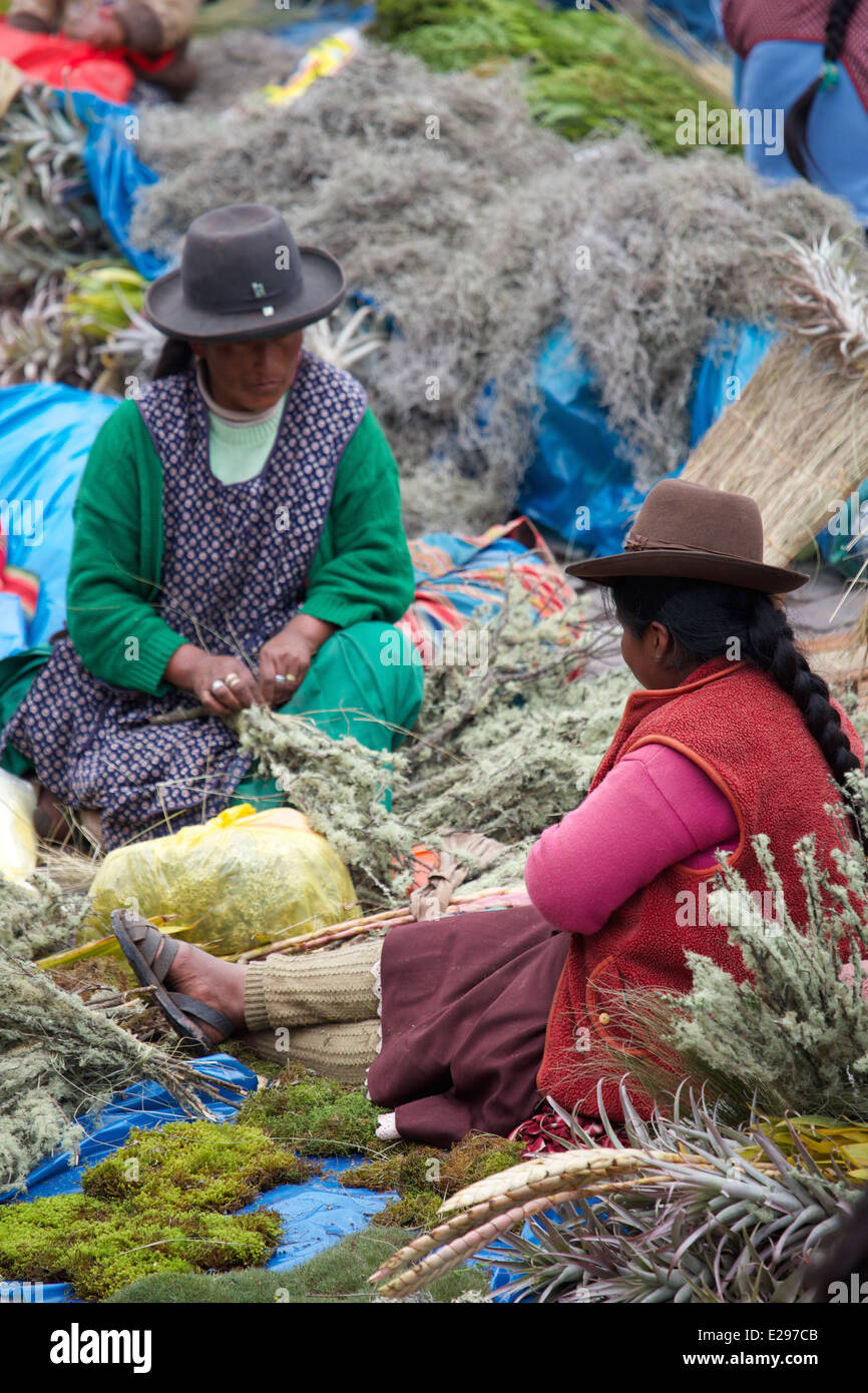 Quechua-Frauen bereiten für das jährliche Santuranticuy-Festival am Heiligabend in Cusco, Peru Stockfoto Quechua-Frauen bereiten für das jährliche Santuranticuy-Festival am Heiligabend in Cusco, Peru Stockfoto