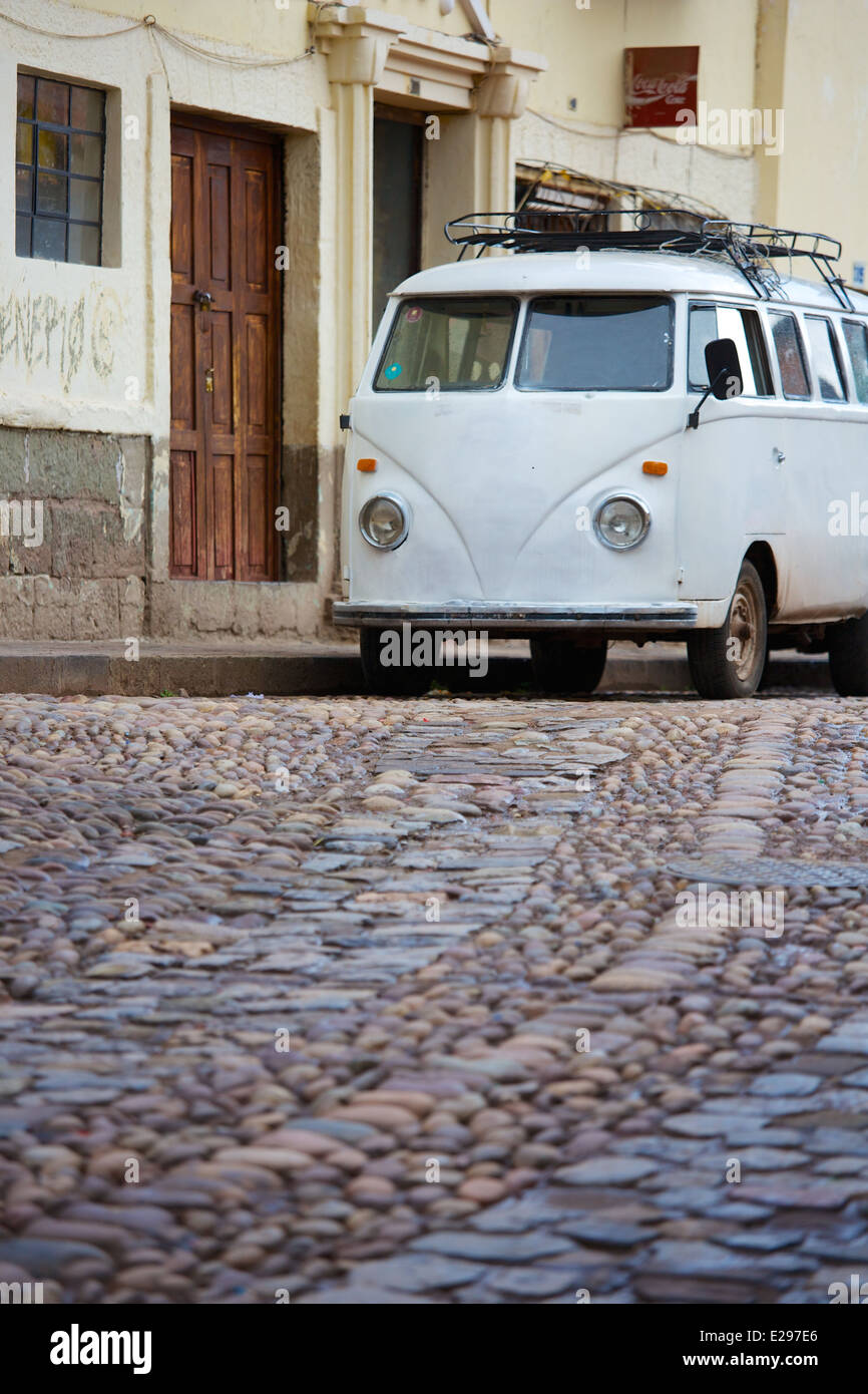 Weiße VW-Bus auf die gepflasterten Straßen von San Blas, Cusco, Peru, Südamerika. Stockfoto