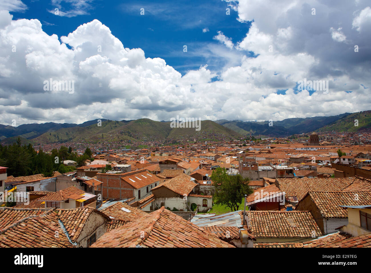 Eine hübsche Szene, Blick über Dächer in Cusco, Peru, dem alten Sitz des Inka-Reiches hoch in den Anden. Stockfoto Eine hübsche Szene, Blick über Dächer in Cusco, Peru, dem alten Sitz des Inka-Reiches hoch in den Anden. Stockfoto