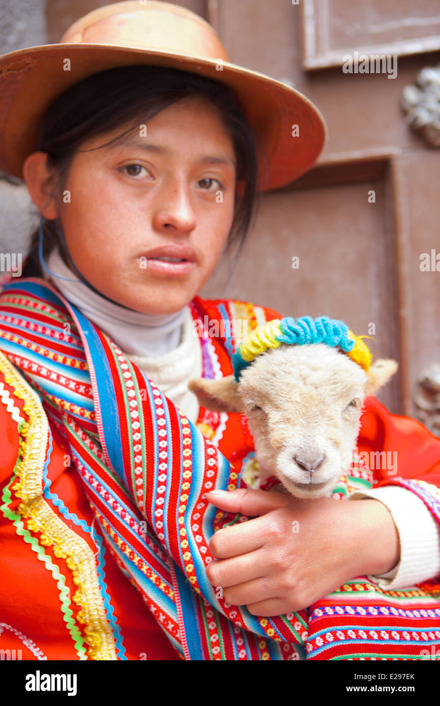 Ein Portrait eines Mädchens Quechua in native Tracht hält ein Lamm in Cusco in den Anden, Peru, Südamerika Stockfoto Ein Portrait eines Mädchens Quechua in native Tracht hält ein Lamm in Cusco in den Anden, Peru, Südamerika Stockfoto