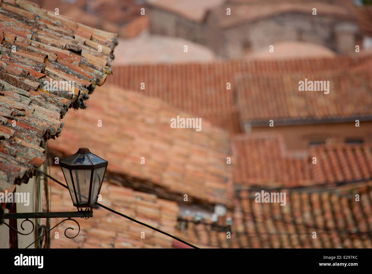 Eine ziemlich Straßenszene Ton Dächer in Cusco, Peru, dem alten Sitz des Inka-Reiches hoch in den Anden. Stockfoto Eine ziemlich Straßenszene Ton Dächer in Cusco, Peru, dem alten Sitz des Inka-Reiches hoch in den Anden. Stockfoto