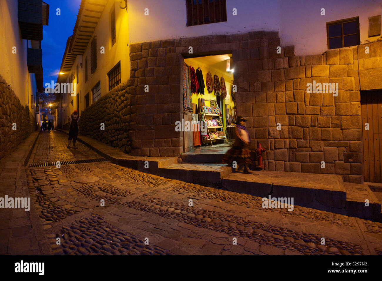 Ein ziemlich Straßenszene in der Nacht in Cusco, Peru, dem alten Sitz des Inka-Reiches hoch in den Anden. Stockfoto Ein ziemlich Straßenszene in der Nacht in Cusco, Peru, dem alten Sitz des Inka-Reiches hoch in den Anden. Stockfoto