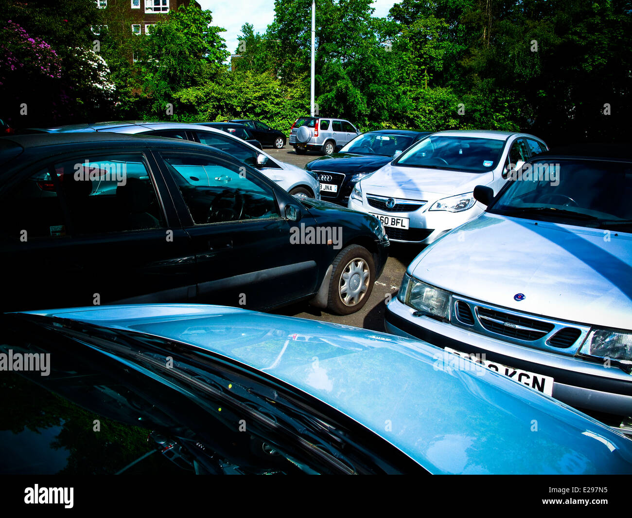 Autos im Winkel im Parkhaus geparkt Stockfoto
