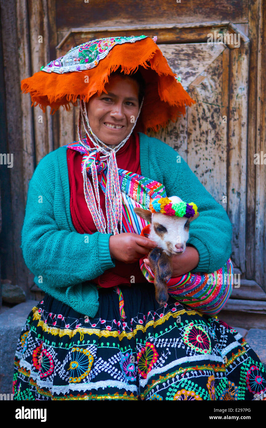 Ein Porträt einer Quechua-Frau in einheimischen Trachten hält ein Lamm in Cusco, die Anden, Peru, Südamerika Stockfoto