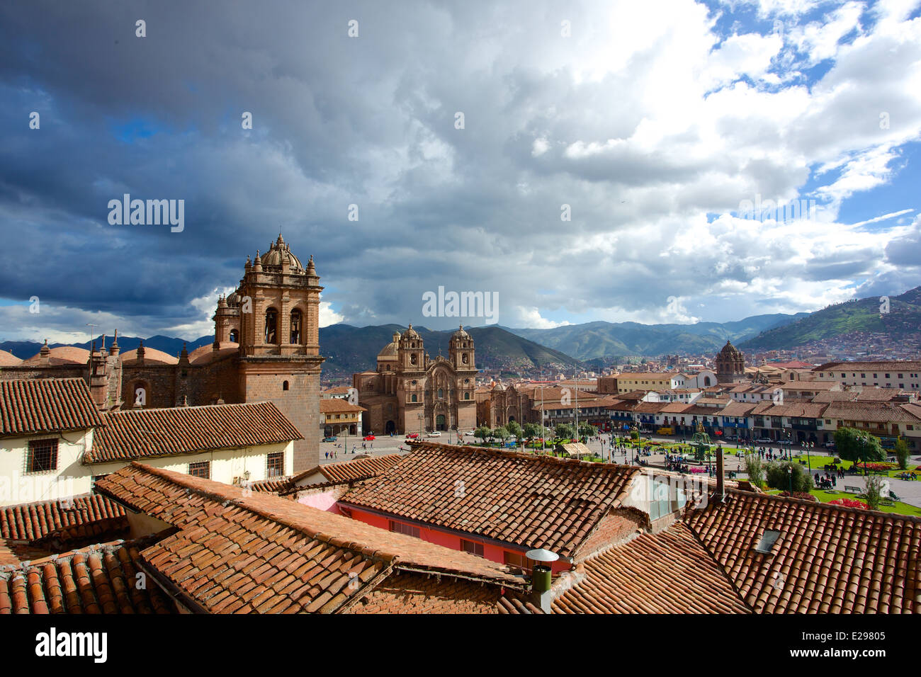 Mit Blick auf die Plaza de Armas oder Stadtplatz in Cusco, Peru, dem alten Sitz des Inka-Reiches hoch in den Anden. Stockfoto Mit Blick auf die Plaza de Armas oder Stadtplatz in Cusco, Peru, dem alten Sitz des Inka-Reiches hoch in den Anden. Stockfoto