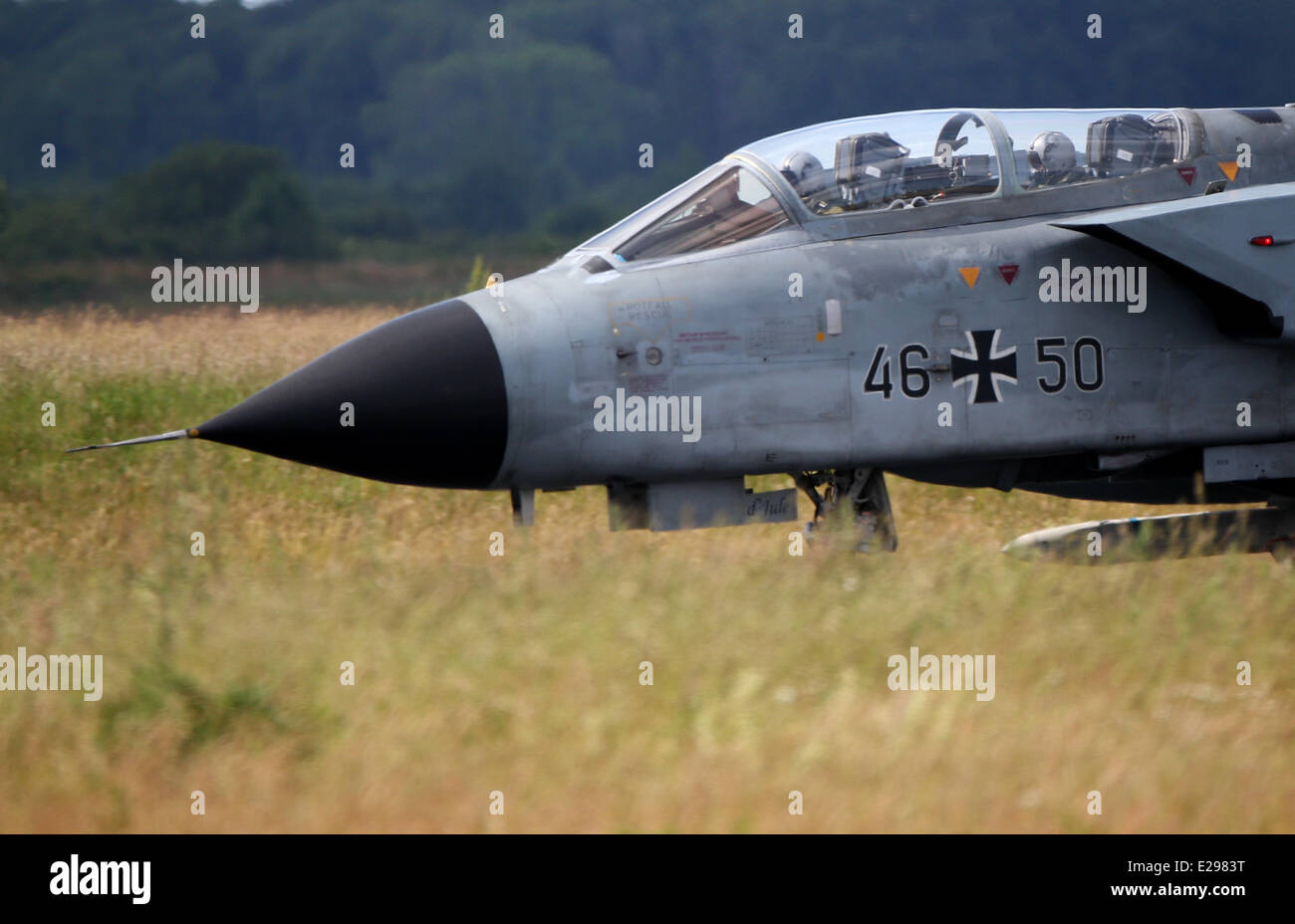 Jagel, Deutschland. 17. Juni 2014. Ein Tornado Kampfjet landet auf dem Militärflugplatz in Jagel, Deutschland, 17. Juni 2014. Die NATO-Luft-Übung "Tiger Meet" stattfindet in Jagel mit 1.100 Soldaten aus 18 Ländern. Foto: AXEL HEIMKEN/Dpa/Alamy Live News Stockfoto