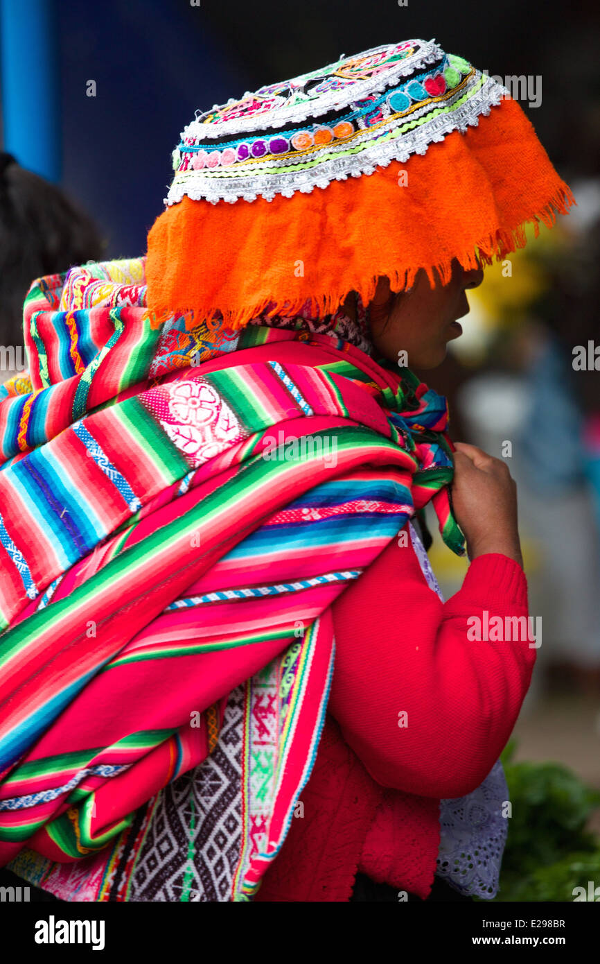 Ein Quechua-Mann trägt Tracht auf einem Markt in einem Dorf in den Anden in Peru, Südamerika Stockfoto